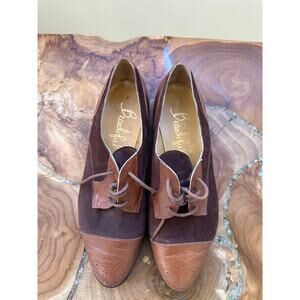 USED Beautiful women's oxfords Size 7.5 (026)